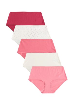 Fem par dameundertøj i nuancer af pink og hvid, inklusive et med små pink prikker på hvid baggrund.