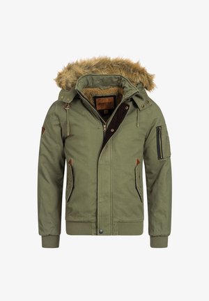 Parka de color verde oliva con capucha forrada de pelo sintético, cierre de cremallera y botones a presión, bolsillos laterales y acentos de tela texturizada en los hombros.