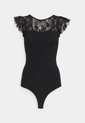 Zwart aansluitend bodysuit met bloemenkant inzetstuk en fladdermouwen op effen achtergrond.