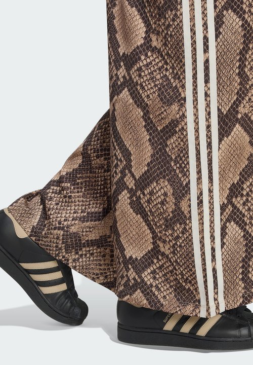 adidas Satin Snake Print Wide Leg Track Pant Asia Sizing 'Linen Magic Beige' (Women's) — foto 4