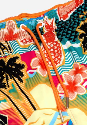 Barevné plavky s tropickým potiskem, obsahující palmy a květiny. Design dominuje oranžová šňůrka, geometrické vzory a živé barvy.