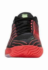 Chaussure de sport noire avec des accents rouges, tige en maille, motif texturé et semelle en caoutchouc avec un design de bande de roulement en forme de vagues. Logo K-Swiss sur la languette.