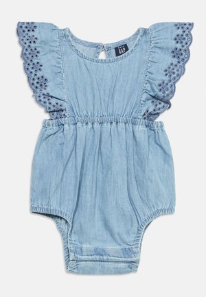 Hellblauer Baby-Strampler aus Denim mit elastischem Bund, geschwungenen Ösen-Spitzenärmeln und Druckknöpfen am unteren Teil.