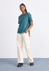 Jordan ESSEN TEE CORE - Paprasti marškinėliai - oxidized green