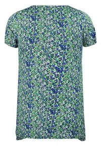 Kortärmad topp i blommönster med gröna, blå och vita färger. Tillverkad av lättviktig tyg med avslappnad passform och rund halsringning.