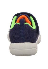 Zapatilla de malla en color marino con acentos en verde y naranja. Cuenta con un cuello acolchado y una suela de goma blanca texturizada. Tirador en la parte posterior para facilitar el uso.