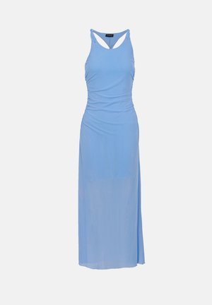 Ermeløs maxi-kjole i lys blå med racerback og rynkede sider, laget av lett, semitransparent stoff.
