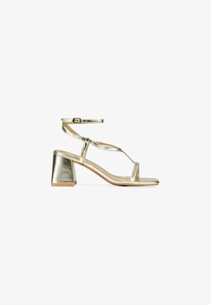 Bosanova, SANDALIAS DE TACÓN DORADAS CON PULSERA Y HEBILLA - Sandalias - oro