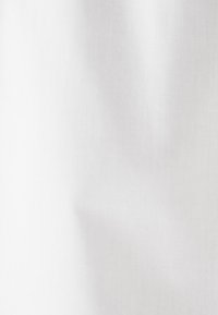 Hvid stoftekstur med subtile lodrette folder og blødt lys, der viser en glat og ren overflade.