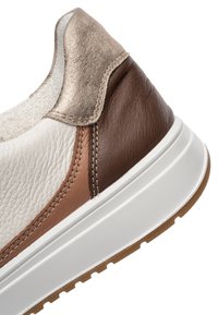 Sneaker in pelle con tomaia bianca strutturata con accenti bronzo e marroni, colletto imbottito e suola in gomma bianca.