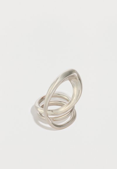 Ασημένιο δαχτυλίδι με πολλαπλές μπάντες που διαθέτουν πλεγμένους βρόχους με λείο, γυαλιστερό φινίρισμα και λιτό σχεδιασμό.