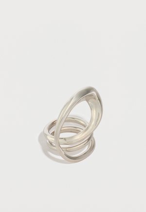 Sudraba daudzslāņu gredzens ar savītiem lokiem, kam ir gluda, spīdīga virsma un minimālistisks dizains.