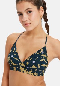 Top bikini blu navy con design triangolare, caratterizzato da un audace motivo astratto giallo e bianco, con spalline sottili e un logo dettaglio sul lato.