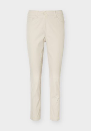 Pantalon beige slim avec poches avant, passants pour ceinture et fermeture à bouton.