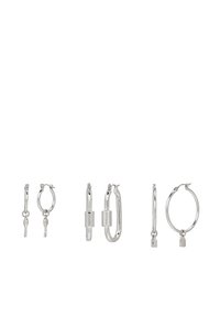 Ensemble de boucles d'oreilles en argent comprenant deux paires de petites créoles avec des charms en forme de cadenas et une créole allongée avec un accent rectangulaire.