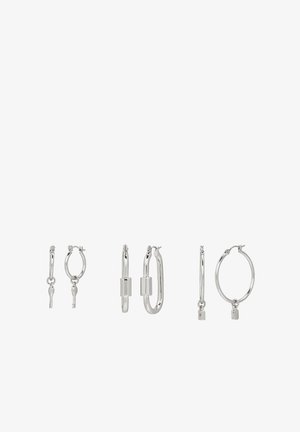 Ensemble de boucles d'oreilles en argent comprenant deux paires de petites créoles avec des charms en forme de cadenas et une créole allongée avec un accent rectangulaire.