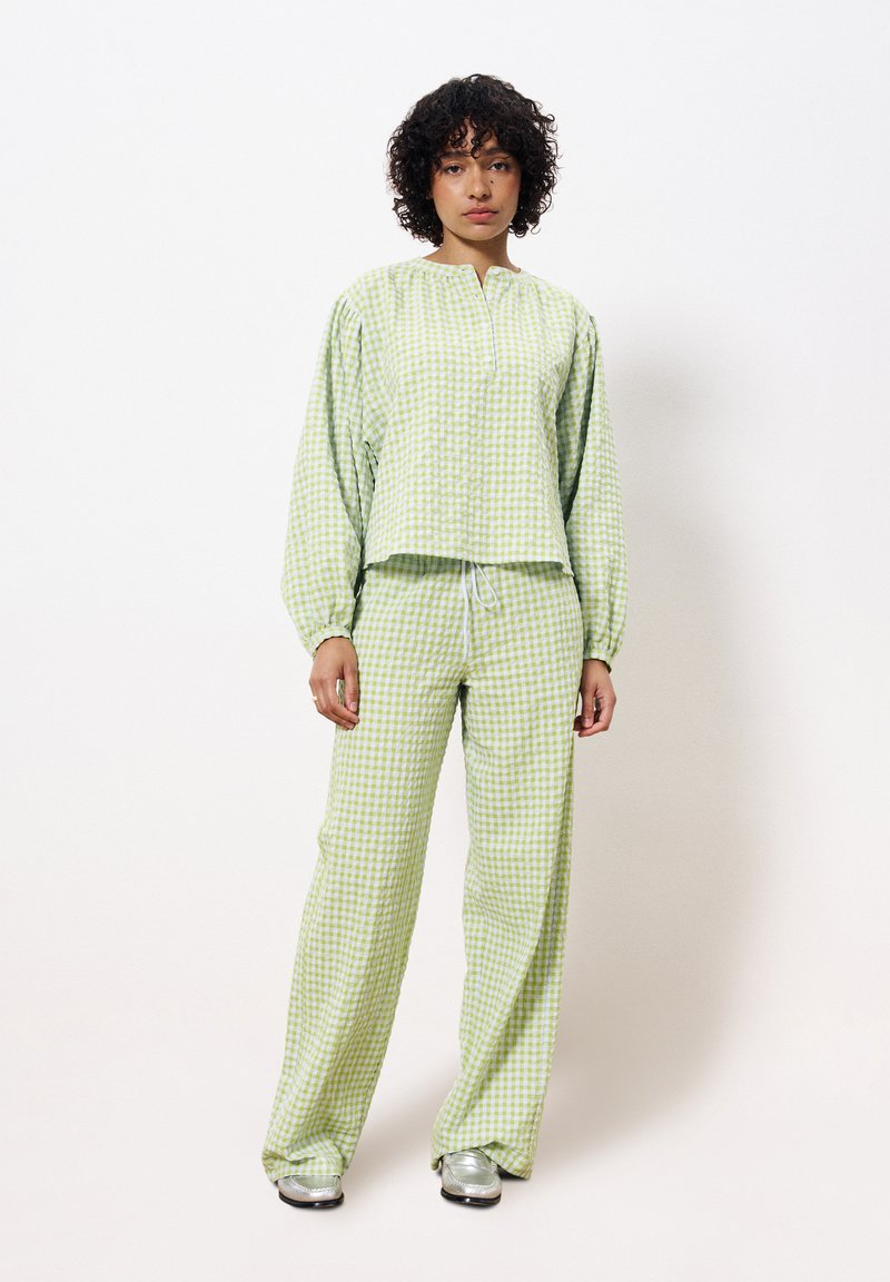 Lichtgroen geruit loungewear set met een losse top met een halve rits en relaxte broek met een verstelbare trekkoordtaille.