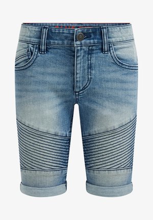 Lyseblå denimshorts med opkrogede kanter, frontknap, bæltestropper, skrå forlommer og syet horisontalt ribbet detalje på lårene.