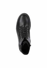 Stivale in pelle nera con design a caviglia alta, occhielli dorati, lacci neri e chiusura zip sul lato. Presenta una suola in gomma testurizzata.