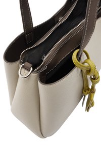 Beżowa skórzana torebka o zorganizowanej konstrukcji, z dwoma zamykanymi na zamek przegrodami i dekoracyjnym żółtym paskiem akcentującym.