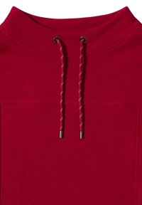 Czerwony sweter z wysokim kołnierzem, z przednią kieszenią, regulowanymi sznurkami i gładką teksturą. Akcenty w kolorze srebrnym.