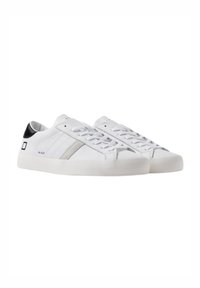 Sneakers bianchi in pelle con una texture liscia, profilo basso, accenti grigio e nero a contrasto e un design minimalista.
