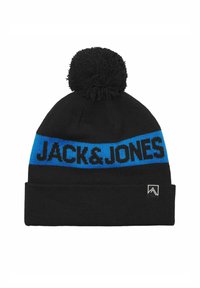 Zwarte gebreide beanie met een blauwe band waarop de tekst "JACK & JONES" staat, en een grote pompon bovenop, met een klein zwart-wit logo label.