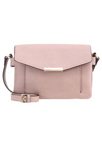 Borsa a tracolla in pelle rosa chiaro con pattina, chiusura rettangolare in tono oro, tracolla regolabile e fibbia dorata su sfondo bianco.
