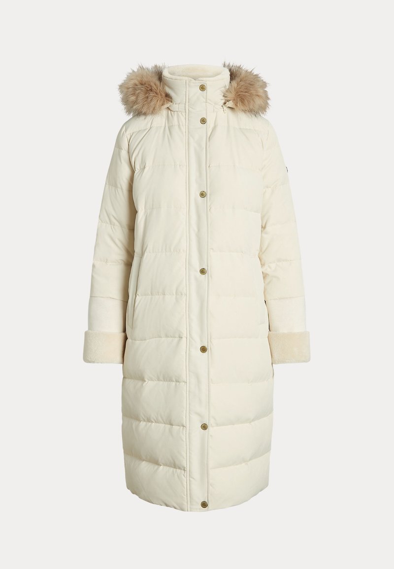Abrigo de plumas marfil con capucha de piel sintética desmontable, grandes botones, textura acolchada y puños de felpa suaves. Diseño de longitud media para mayor calidez.