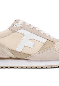 Beige Sneaker mit weißen Akzenten, ausgestattet mit einem strukturierten Obermaterial aus Wildleder und Stoff, gepolsterter Zunge und einer Gummisohle mit Profilmuster.