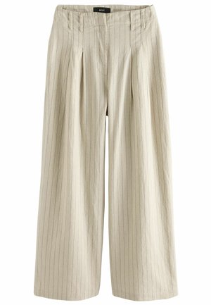 Pantalon beige à jambes larges avec fines rayures verticales, plis à l'avant, passants pour ceinture et une étiquette noire à l'intérieur de la ceinture.