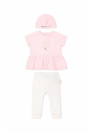 Set di abbigliamento per neonati con top rosa a maniche corte a peplo con design di gatto dorato, cappellino rosa abbinato con logo e pantaloni bianchi con motivo.