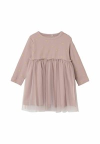 Abito a maniche lunghe con parte superiore rosa a costine, caratterizzato da pois gialli e una gonna in tulle semi-trasparente. Vita elastica con dettagli arricciati.