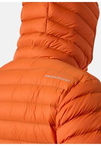 Oranje pufferjack met een horizontaal gewatteerd patroon, voorzien van een hood en de merknaam "SWEDEMOUNT" in het wit op de schouder.