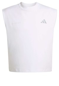 Valkoinen hihaton t-paita, jossa on korkea kaula-aukko, pehmeä puuvillamateriaali, painettu "adidas running" -teksti ja harmaa kolmiraidallinen logo.