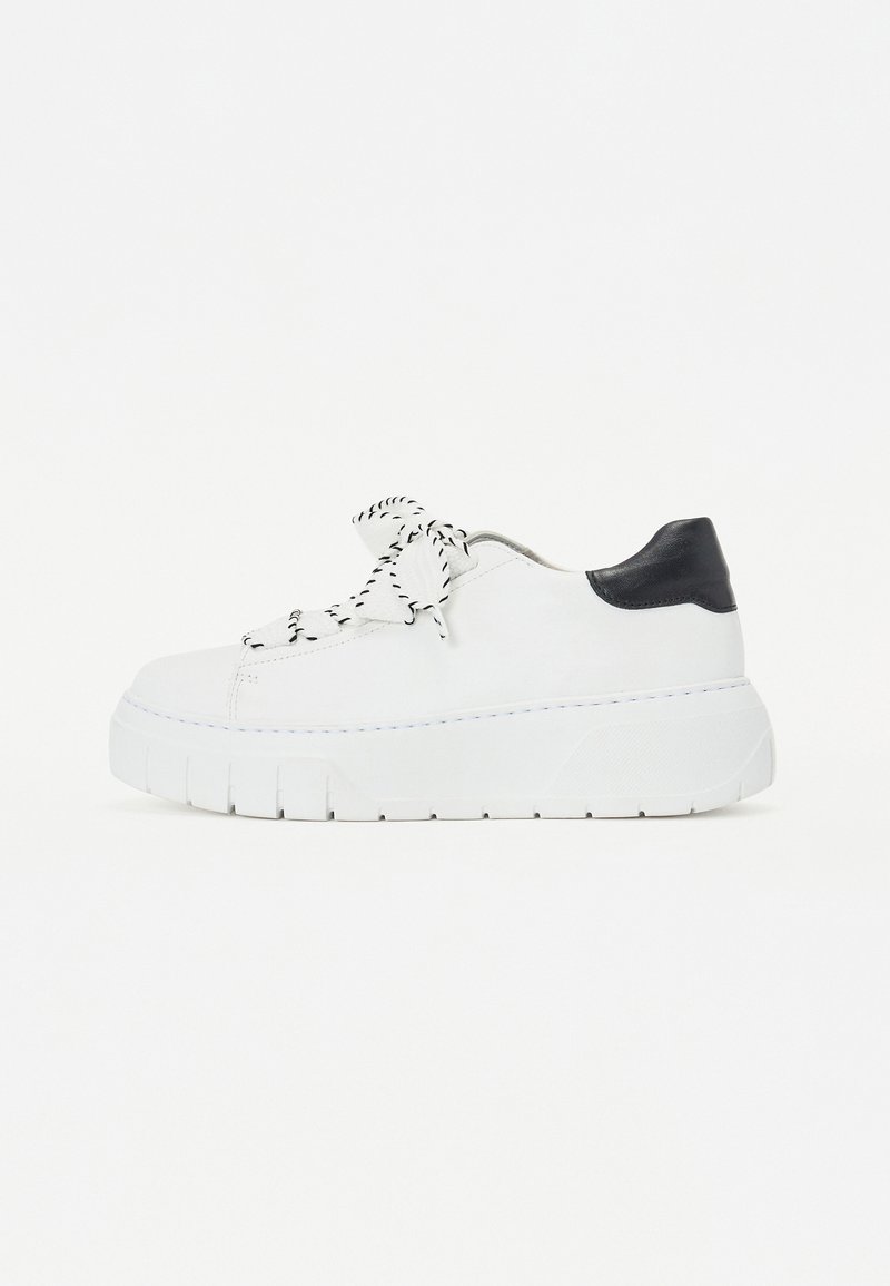 Sneaker bianco in pelle con suola spessa, accentuazione nera sul tallone e lacci a fantasia bianco e nero. Presenta una superficie liscia e dettagli di cucitura.