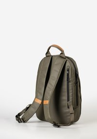 Khaki rugzak met een gladde textuur, uitgerust met twee zijritsen, een bruine leren accent en verstelbare gevoerde schouderbanden voor comfort.