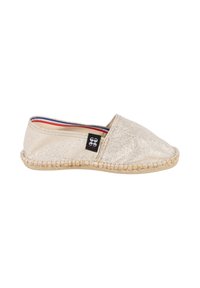 Espadrille beige à enfiler avec semelle en jute tissée, dessus en tissu, petite étiquette noire avec logo blanc, et doublure intérieure avec rayures rouges et bleues.