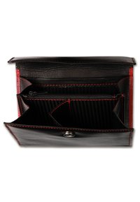 Zwart leren portemonnee met rode stiksels, voorzien van meerdere compartimenten, inclusief een ritsvak en een drukknoopsluiting. Getextureerde binnenkant.