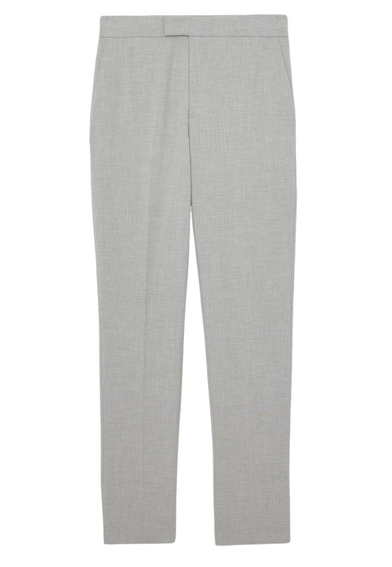 Pantalones a medida de color gris claro con pliegue frontal, bolsillos laterales y cierre en la cintura.