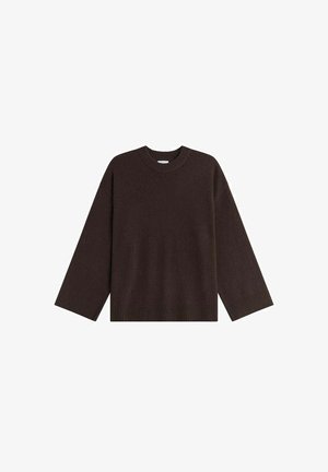 Brun stickad tröja med rund halsringning, sänkta axlar och ribbade avslutningar, tillverkad i mjukt material, med en avslappnad passform.