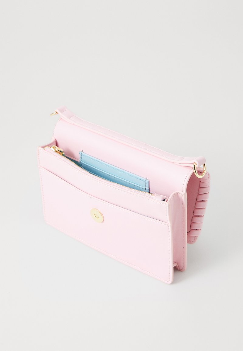 Rosa synthetische Lederhandtasche mit goldener Knopfverschlus, mehreren Fächern, darunter ein blauer Kartenhalter, und strukturiertem Seitenmaterial.