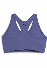 Fioletowy stanik sportowy o kroju z wycięciem na plecach i teksturowanej, elastycznej tkaninie. Posiada czarne logo na w tylnej części oraz szeroki pas u dołu.