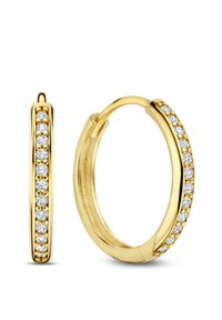 Boucles d'oreilles en or avec une finition lisse, présentant une rangée de petites pierres claires étincelantes sur un côté et un design ouvert.