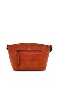 Bolso de cuero naranja con textura de cocodrilo, con un zipper superior y un bolsillo lateral con una pestaña para tirar. Los acentos suaves realzan el diseño.