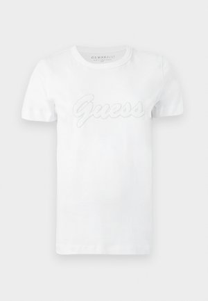 Biała koszulka z krótkim rękawem wykonana z bawełny, z teksturowanym logo "Guess" napisanym kursywą na przodzie, okrągłym dekoltem i standardowym krojem.