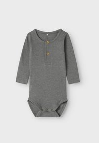 Bodysuit gris à rayures, à manches longues, avec un col rond, un plastron à trois boutons et une fermeture à pression au bas pour un habillage facile.
