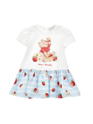Biała sukienka dla malucha z Kubusiem Puchatkiem trzymającym truskawki na górze, niebieska spódnica z białymi paskami i wzorem truskawek.