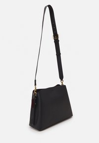 COACH WILLOW SHOULDER BAG - Kézitáska - black
