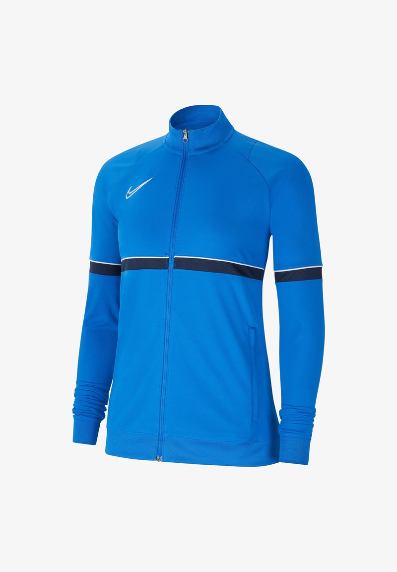 Veste Nike bleue zippée intégralement avec col montant, manches longues, bande horizontale noire et blanche sur la poitrine et les bras, et poches latérales.